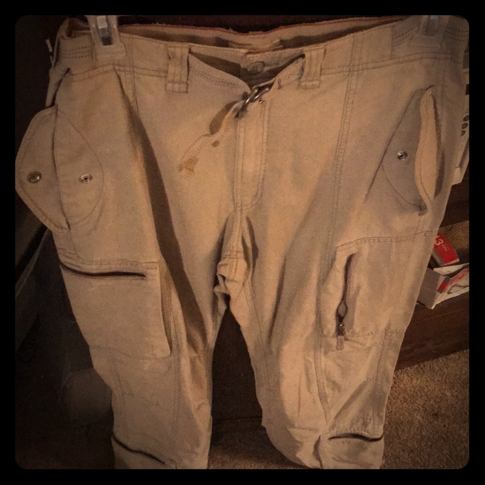 Khaki pants with many pockets